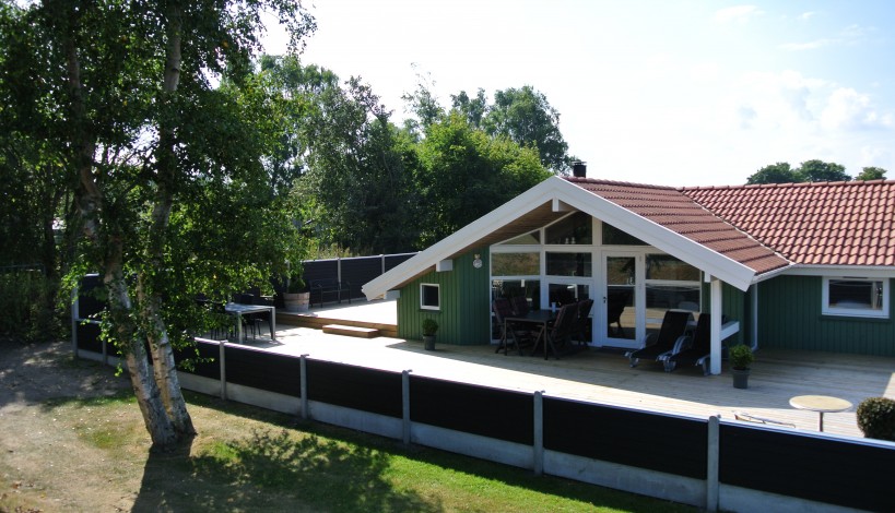 klinkehegnet, som her ses omkredse en terrasse giver en flot harmoni omkring et flot sommerhus.