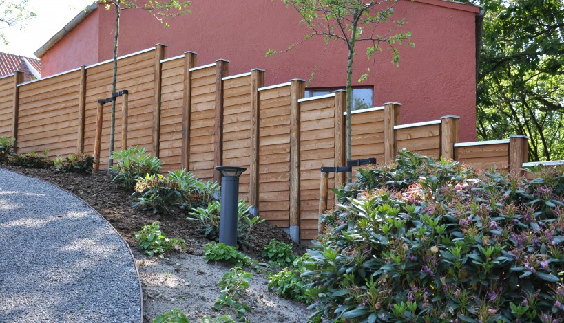 Her vises et hegn med kombinationsstolper. Hegnet trappes da der er stor stigning mod vej.