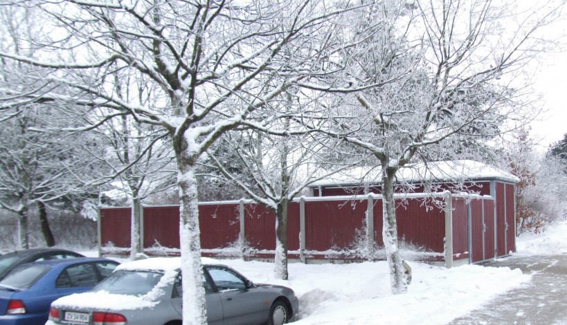 Her ses et rødmalet lægtehegn