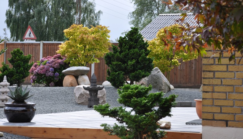 Lægtehegn dypimprægneret i pinfarve, her omkredser det denne fine japanskehave