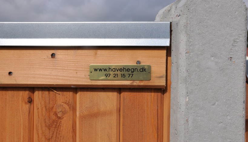 Lægtehegn her monteret med galvaniseret stål afdækning 75 mm.